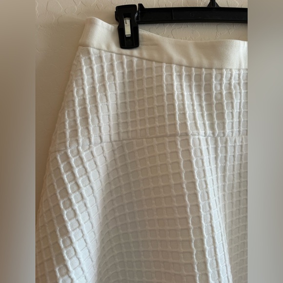 Banana Republic, size 12, white fit and flare quilted skirt - Picture 4 of 10